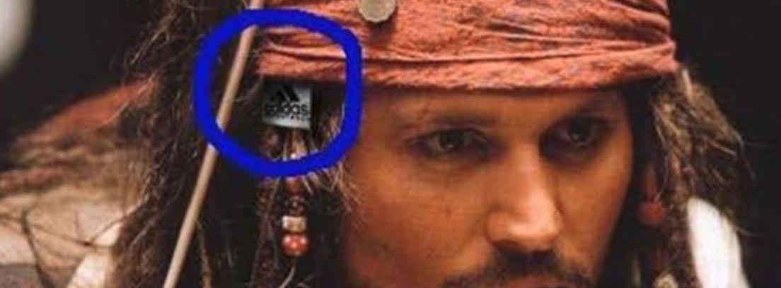 Johnny Deep con un pañuelo en el que se muestra la marca Adidas