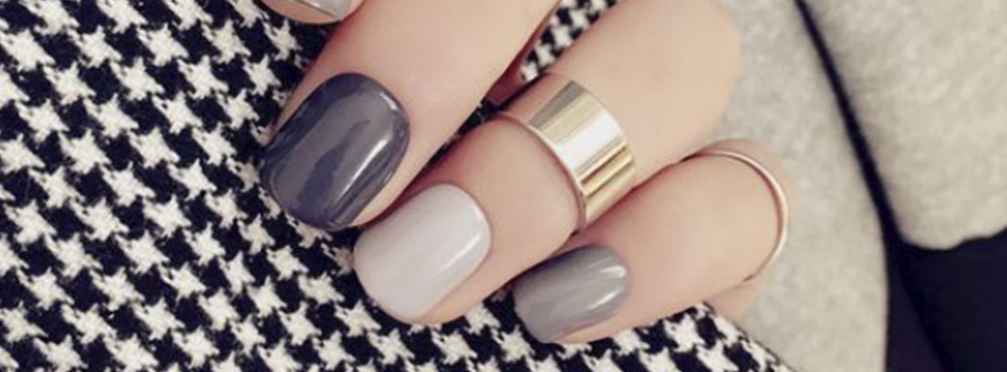 Mano con las uñas pintadas de gris