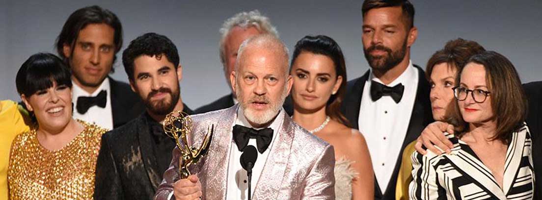 Los premios emmy 2018 Darren Criss sostiene un premio Emmy 2018 junto a otros actores y cantantes reconocidos