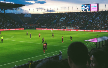 campo de fútbol lleno de aficionados