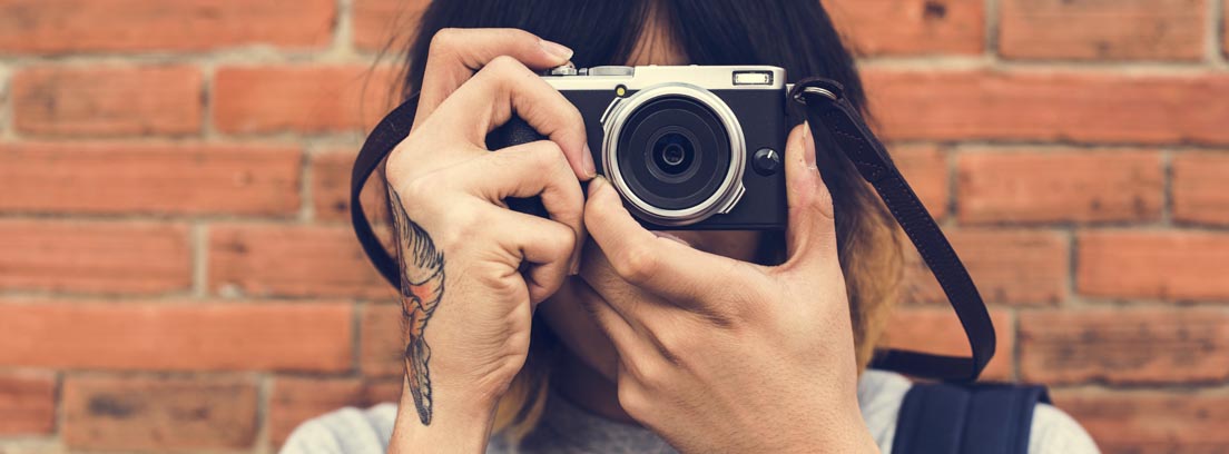 España está llena de interesantes sitios donde hacer fotos Turista realizando una fotografía en uno de los mejores sitios para hacer una foto