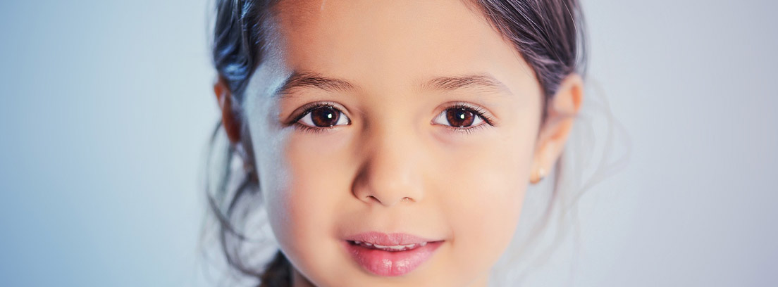 La coleta lateral es uno de los peinados fáciles para niña más comunes Niña peinada con coleta lateral