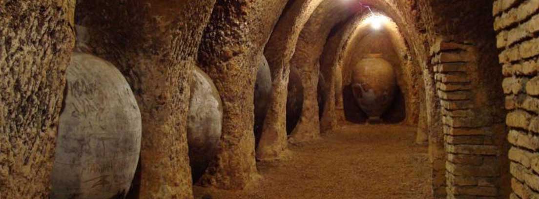 extremadura y castilla la mancha Pasillo interior con arcos apuntados de ladrillos y tinajas entre ellos