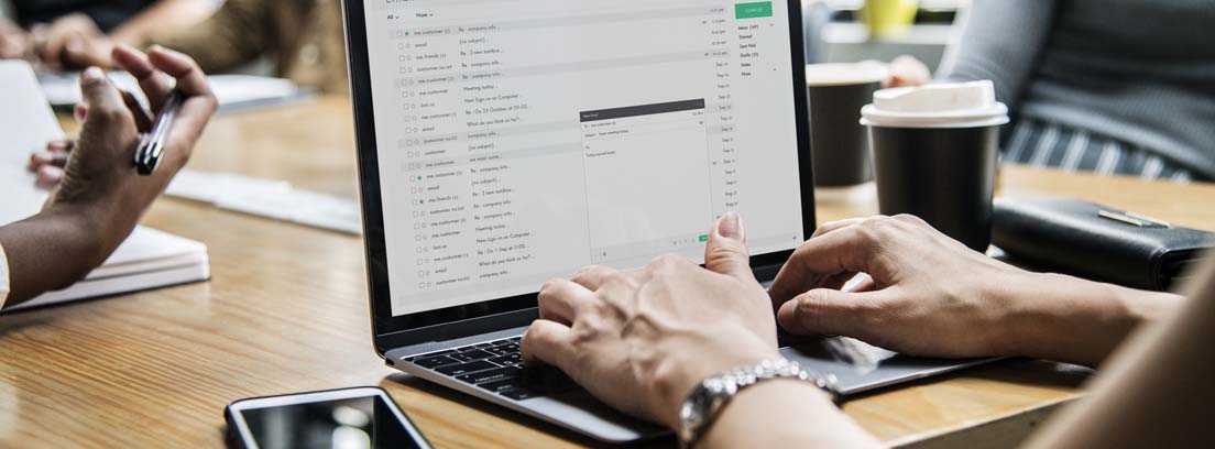 Recuperarlos si nos falla la descarga Persona en un portátil intentando recuperar archivos de wetransfer