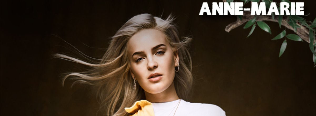 Anne Marie en el cartel de los Premios 40 Principales 2018.