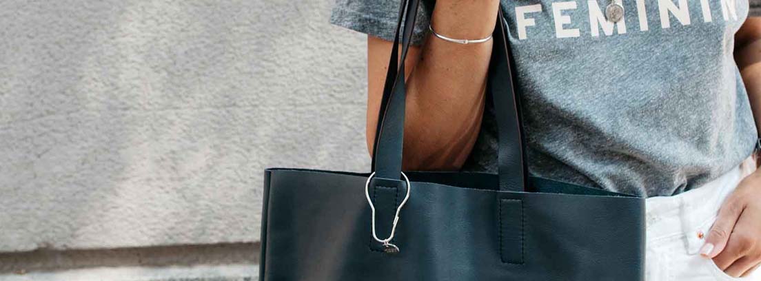 El básico en complementos es tener un bolso XXL Mujer con bolso de marca Zubi grande de color gris oscuro