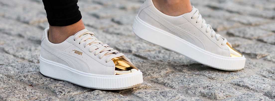 Las zapatillas blancas, el básico de todas las épocas Zapatillas de deporte blancas con la punta dorada