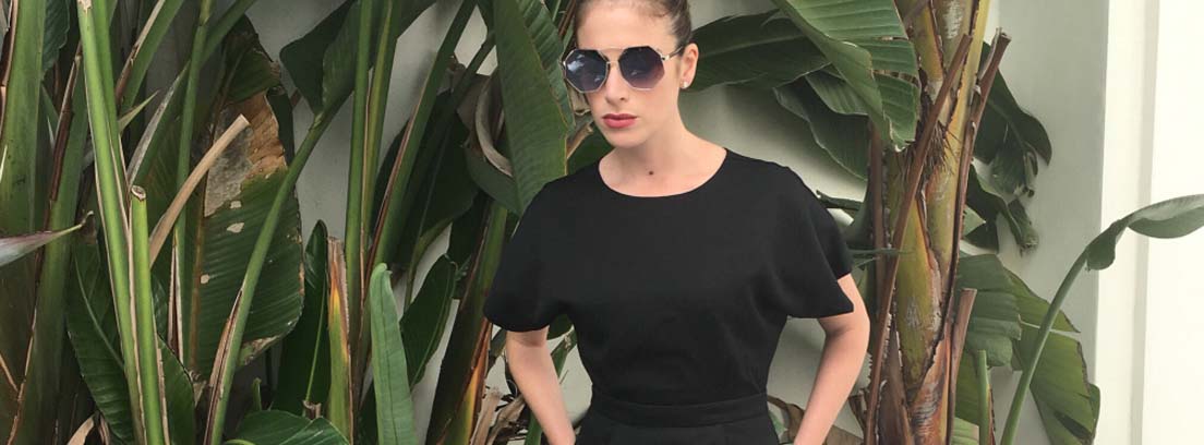 The Little Black Dress Mujer de pie con vestido negro, el básico de los LBD