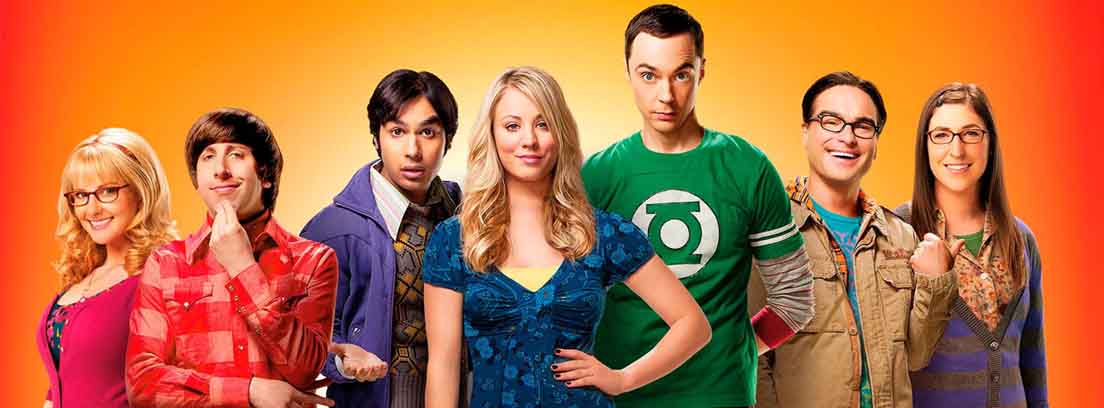 los protagonistas de Big Bang Theory en el sofá de Sheldon y Leonard