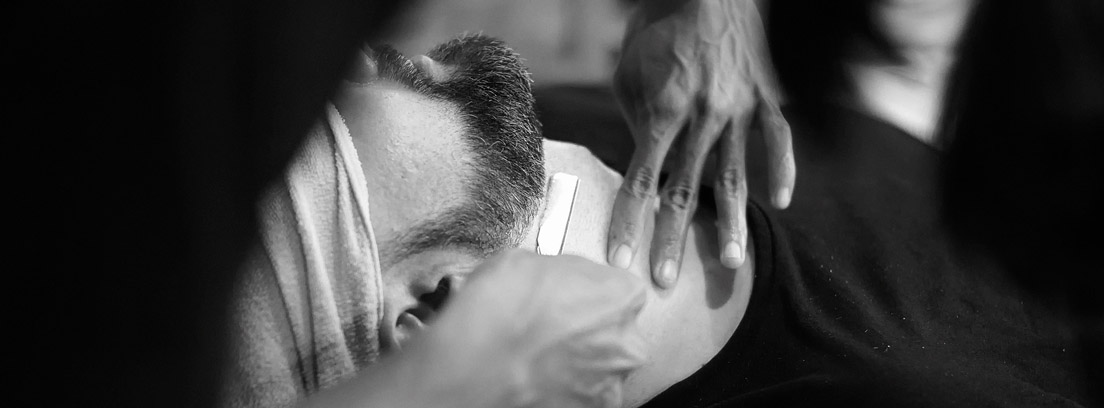 Los cuidados específicos de la barba Hombre arreglándose la barba en una barbería