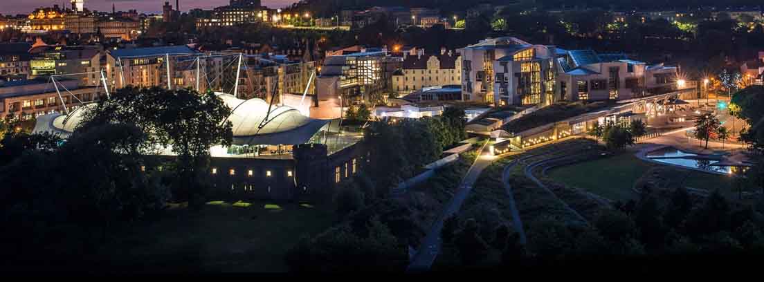 Edimburgo en Escocia, uno de los mejores sitios para viajar en otoño Vista panorámica de la ciudad nueva de Edimburgo con la Colina de las Hadas al fondo