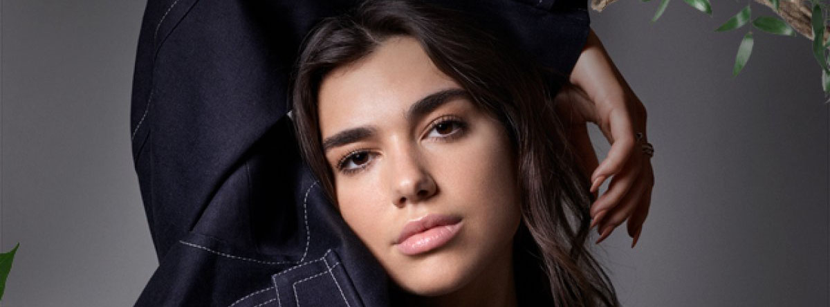 Dua Lipa en el cartel de los Premios 40 Principales 2018.