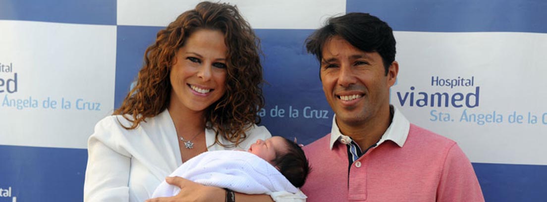 La cantante Pastora Soler y su marido Francis Viniolo posan con su hija Estrella recién nacida en brazos
