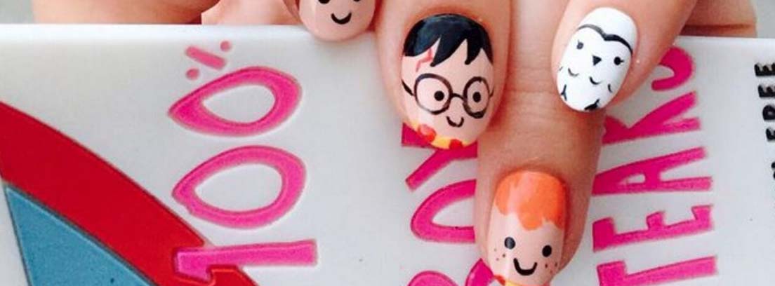 Manicura con dibujos de Harry Potter y otros personajes de la película.