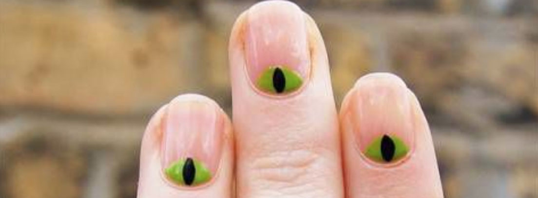 Uñas para Halloween imitando los ojos de un gato