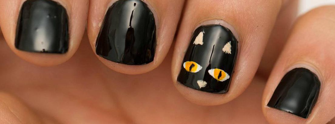 Uñas de Halloween negras con detalle de un gato