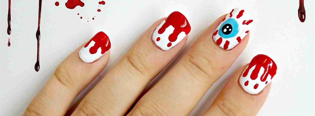 Uñas con manicura para Halloween, con dibujos de sangre y de un ojo azul Fuente: