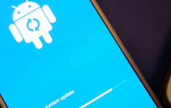 Móvil Android instalando actualización tras una restauración de fábrica