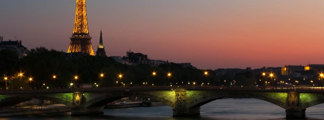Puente sobre el Sena con la Torre Eiffel de fondo por la noche