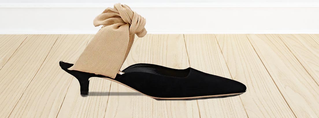 THE ROW - Coco Suede Mules | Barneys Sandalias mules con lazo de The Row