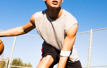 Hombre jugando al baloncesto