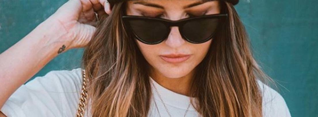 Gafas de sol - el imprescindible para un look perfecto Alexandra Pereira con camiseta con mensaje, gafas de sol y gorro de lana negro