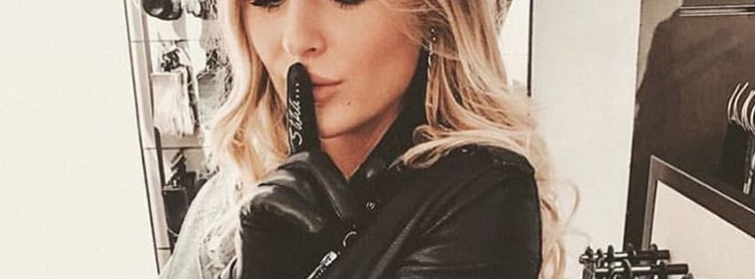 Guantes - el accesorio imprescindible para un look perfecto @socosi_jewelry con guantes y cazadora de cuero negro con un look perfecto