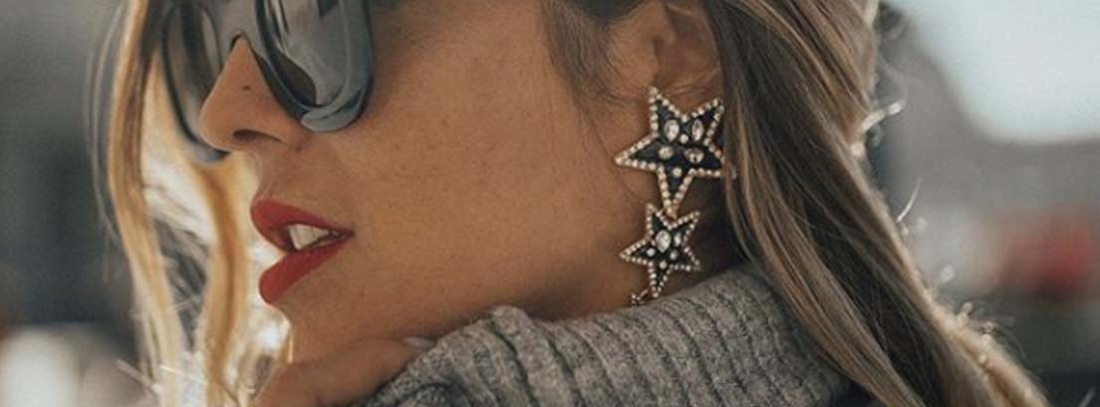 Los pendientes, otro de los imprescindibles para un look perfecto La bloguera Natalia Cabezas con maxi gafas de sol y pendientes de estrellas
