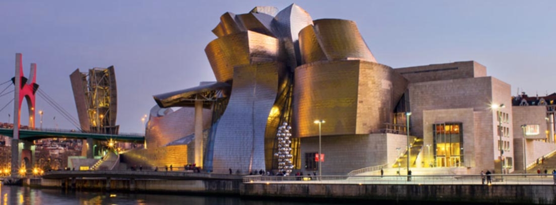 Bilbao, una de las ciudades del norte de España con más encanto Imagen nocturna del museo Guggenheim
