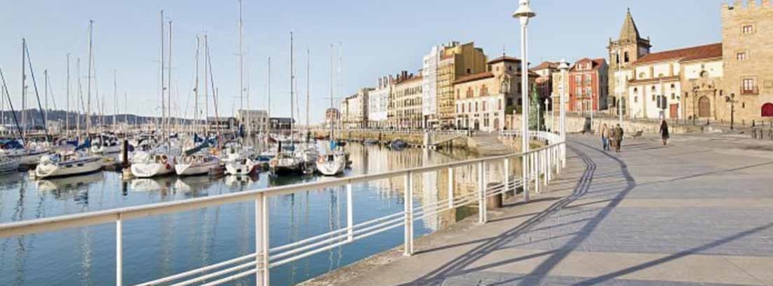 Gijón, una de las ciudades del norte de España con más encanto Panorámica de la Playa de San Lorenzo en Gijón