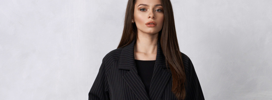 El vestido tipo blazer triunfa entre las instagramers Mujer con un vestido tipo blazer a rayas