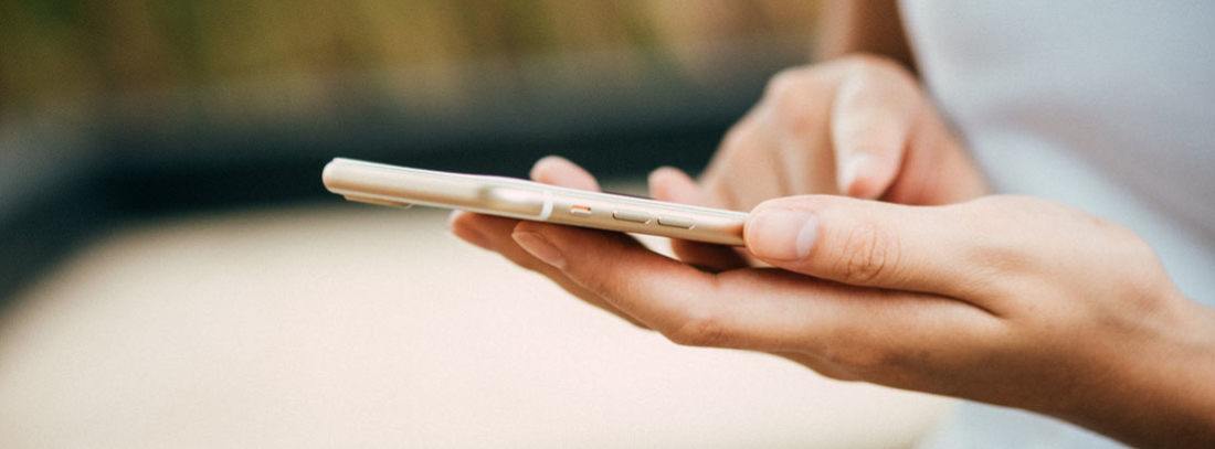 Los iPhone reacondicionados son más baratos Manos con un iPhone reacondicionado