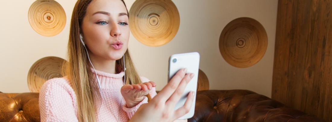 chica realizando una videollamada