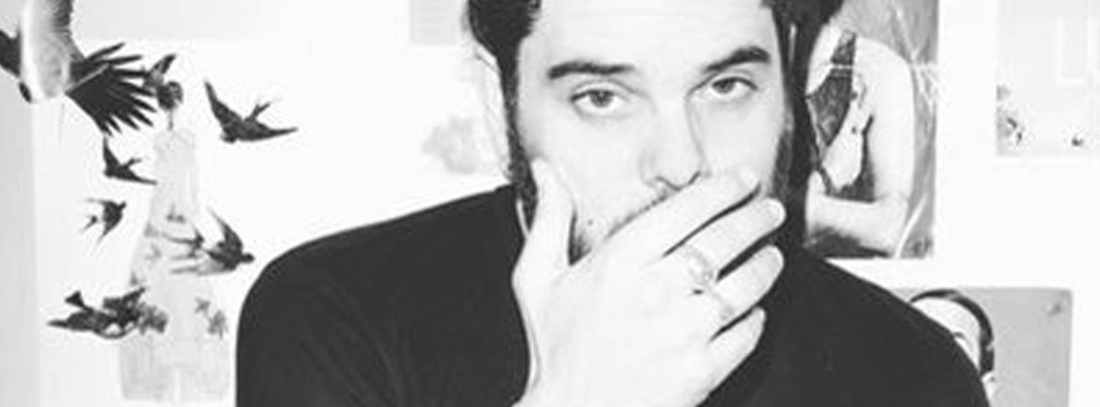 Imagen en blanco y negro del joven diseñador de moda español Leandro Cano