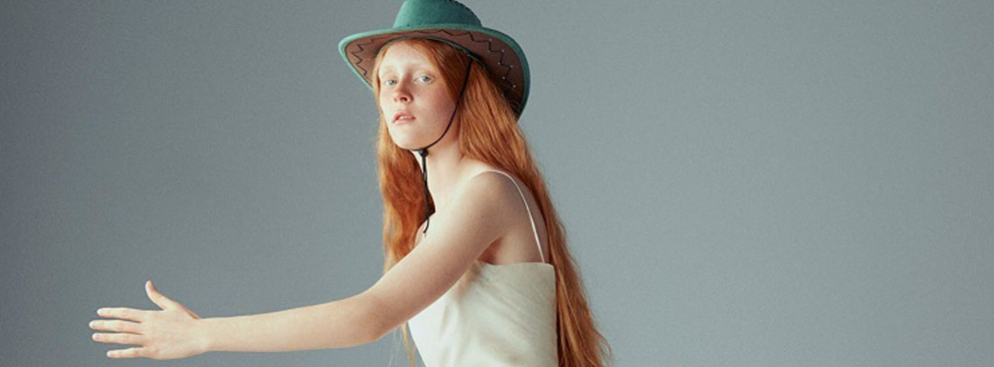 Modelo de Lye Lysianne uno de los diseñadores de moda españoles jóvenes