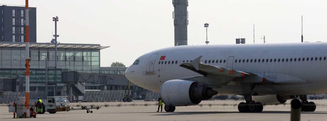 Avión detenido en la pista de un aeropuerto