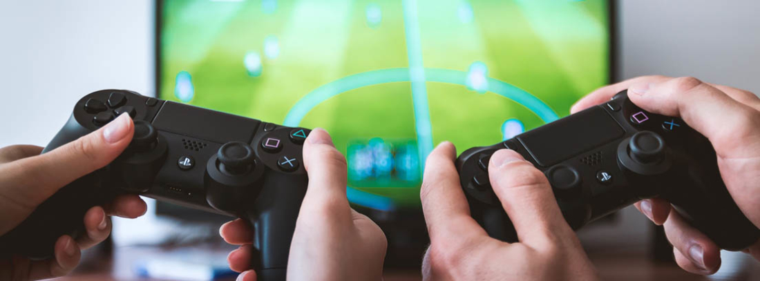 Dos personas jugando a la videoconsola
