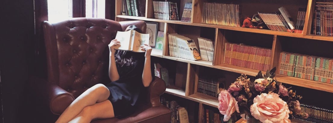 Los 10 mejores bestseller - generacionYOUNG Mujer sentada en un sillón junto a estantes con libros