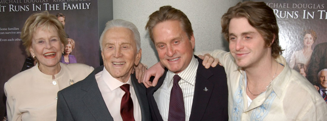 Kirk Douglas con su hijo Michael, su nieto Cameron y su exmujer, Diana Dill