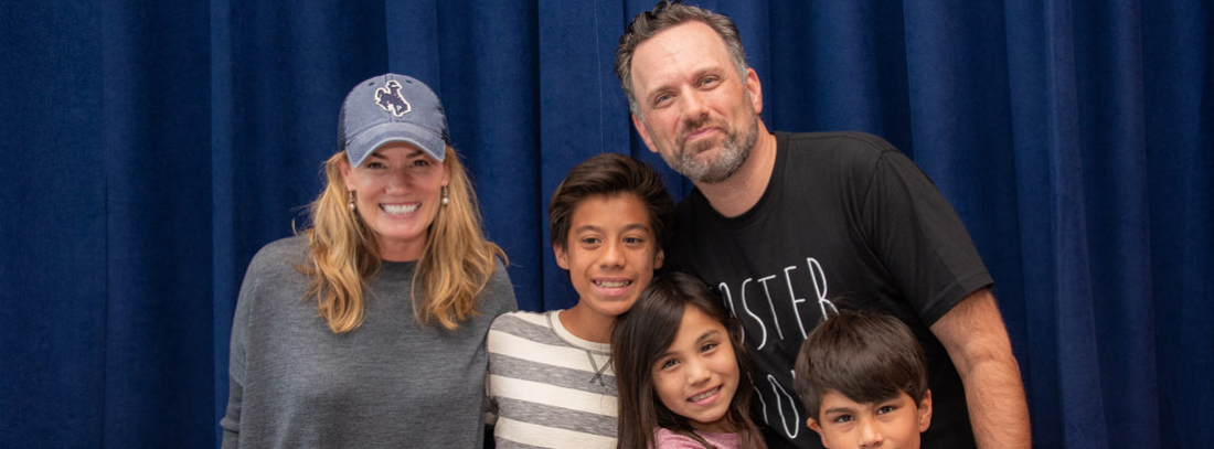 "Familia al instante" del director Sean Anders - generacionYOUNG El director Sean Anders con su esposa Beth y sus tres hijos