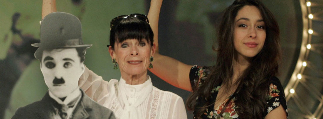 Geraldine Chaplin y su hija Oona, junto a una imagen de su padre y abuelo, Charles Chaplin