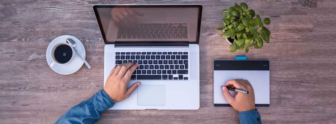 Tablets para diseño gráfico - generacionYOUNG Vista cenital de unas manos sobre un ordenador y una tableta gráfica