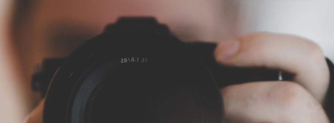 ¿Por qué necesitas una cámara EVIL? - generacionYOUNG Hombre con cámara de fotos.