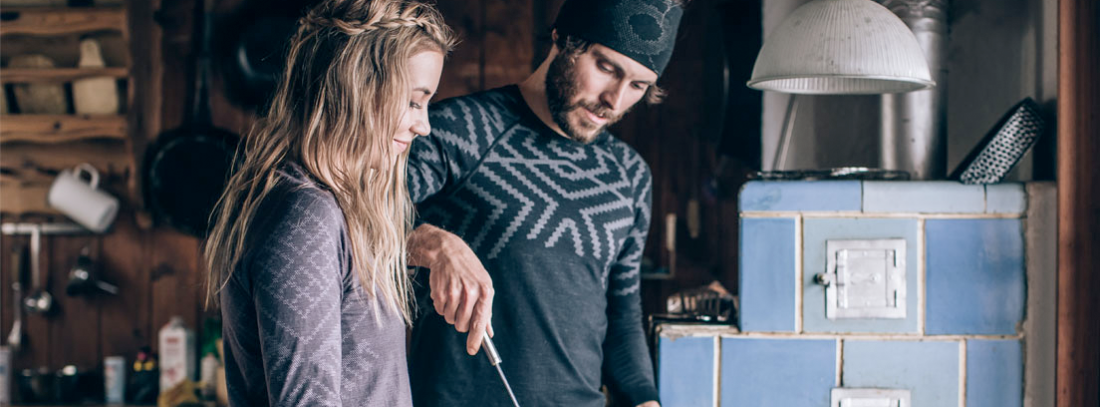 Ropa interior térmica para frío extremo - generacionYOUNG Mujer y hombre con camiseta ajustada.