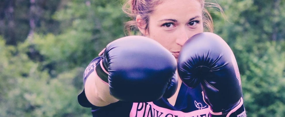 Boxeo en casa Mujer con guantes de boxeo