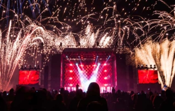 Fuegos artificiales sobre un escenario en un concierto