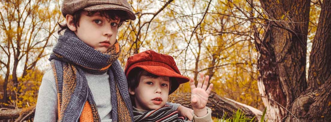 Dos niños con gorra Tweed