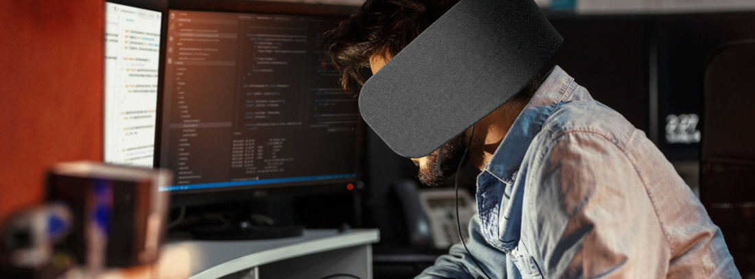 Hombre en su puesto de trabajo usando Wear Space, el dispositivo para concentrarse
