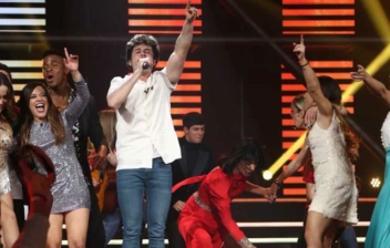 Miki junto a bailarines y músicos interpretando su canción para Eurovisión.