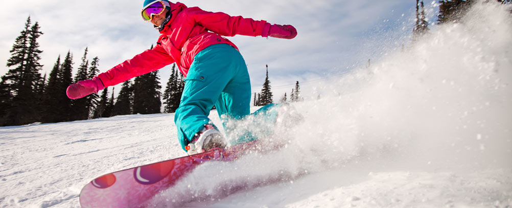 Chica realizando snowboard